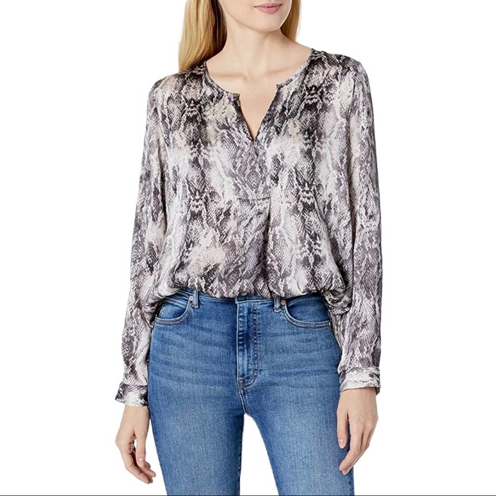 VINCE CAMUTO | Long Sleeve Split Neck Demure Snakeskin Tunic Blouse
